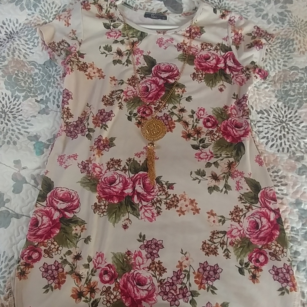 White/Floral blouse-necklace included